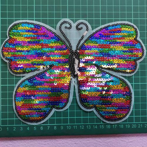 晋艺电脑绣花 针织衫与真皮的多维工艺创新